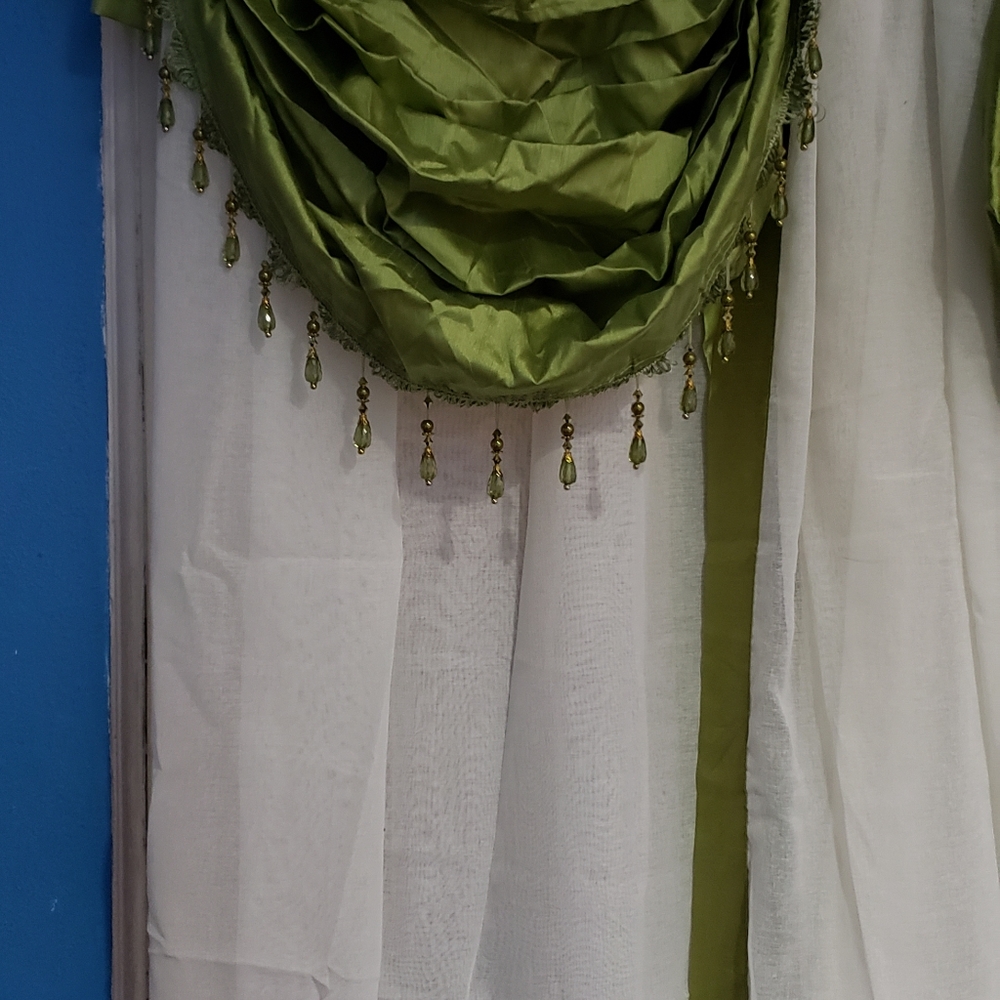 Valance with fringe jewelry detail